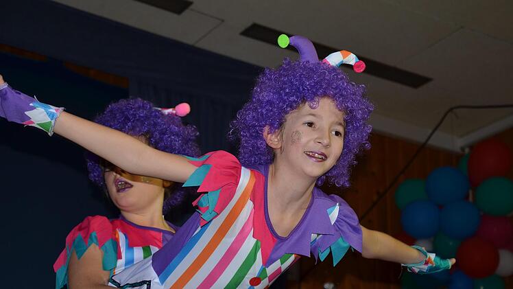 Die Gauaschacher Minis treten bei ihrem Tanz als lustige Clowns auf.  Foto: Jana Keul
