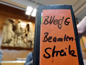 Karlsruhe: Unterlagen zum Verfahren &laquo;Streikrecht f&uuml;r Beamte&raquo; stehen im Bundesverfassungsgericht im Sitzungssaal vor dem m&uuml;ndlichen Verhandlungsbeginn auf einem Tisch.  Foto: Uli Deck/dpa