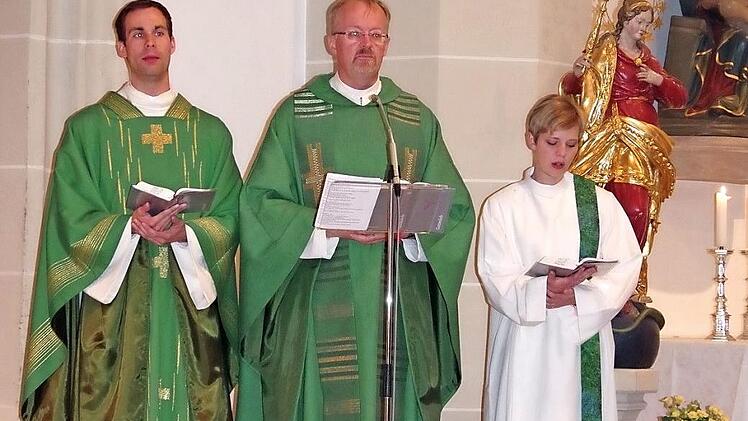 Regionaldekan Thomas Teuchgräber hieß die beiden neuen pastoralen Mitarbeiter Kaplan Andreas Stahl und Pastoralreferentin Sarah Maria Röck-Damschen in der Stadtpfarrkirche willkommen. Foto: Heike Schülein