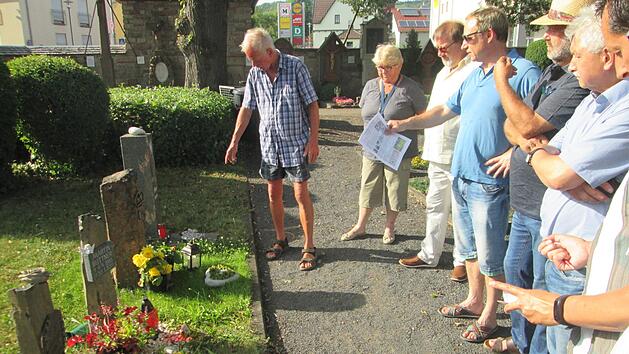Nach neuen Ideen für Urnengrabgestaltungen suchte der Fuchsstädter Gemeinderat im Hammelburger Friedhof. August Brendan, der zwar inzwischen im Ruhestand ist, aber sich immer noch um den Friedhof kümmert, informierte die Räte.Winfried Ehling