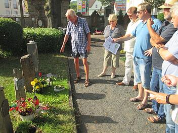 Nach neuen Ideen für Urnengrabgestaltungen suchte der Fuchsstädter Gemeinderat im Hammelburger Friedhof. August Brendan, der zwar inzwischen im Ruhestand ist, aber sich immer noch um den Friedhof kümmert, informierte die Räte.Winfried Ehling