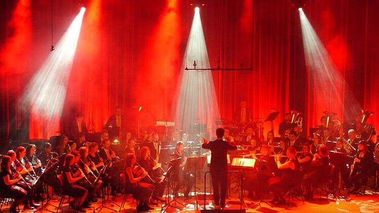 Ein magischer Moment war dieser Abend auch f&uuml;r die Bl&auml;serphilharmonie unter Leitung von Mathias Wehr.                                                                                                                       Foto: Mike Wuttke