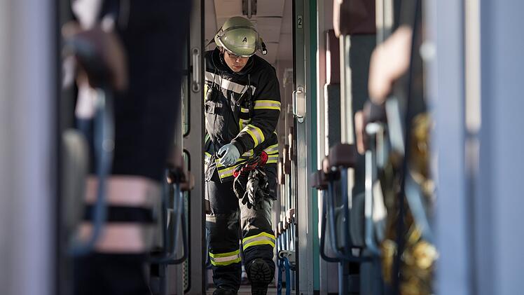 Übung zur Rettung nach Zugunglück
