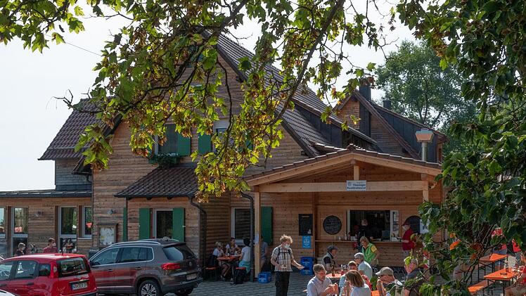 Die Sommersaison auf den Rhöner Berghütten lief den Umständen entsprechend gut - der Teil-Lockdown ist für die meisten trotzdem dramatisch. Die Thüringer Hütte zum Beispiel - zu sehen auf dem Foto - war im September gut besucht. Archiv Foto: Sonja Demmler