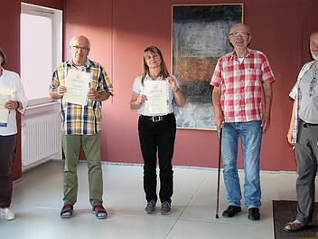 Ehrungen im Rhönklub: Vorsitzender Egbert Haut (rechts) gratulierte für 40 Jahre Mitgliedschaft im Zweigverein Dorothee Schmitt (von links).  Für besondere Leistungen wurden Rainer Kirch und Ute Krais ausgezeichnet.  25 Jahre ist Dieter Britz dabei.