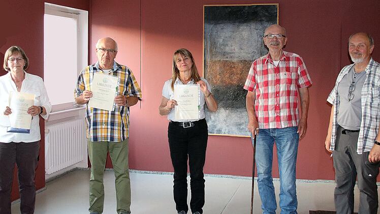 Ehrungen im Rhönklub: Vorsitzender Egbert Haut (rechts) gratulierte für 40 Jahre Mitgliedschaft im Zweigverein Dorothee Schmitt (von links).  Für besondere Leistungen wurden Rainer Kirch und Ute Krais ausgezeichnet.  25 Jahre ist Dieter Britz dabei.