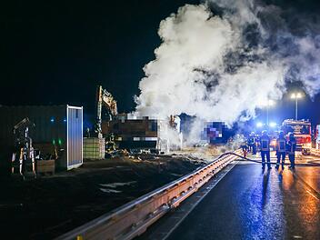 Bagger brennt auf Baustelle