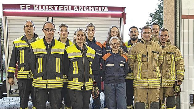 Die erfolgreichen Feuerwehrler freuen sich &uuml;ber ihre abgelegten Pr&uuml;fungen und ihr Leistungsabzeichen.