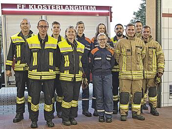 Die erfolgreichen Feuerwehrler freuen sich &uuml;ber ihre abgelegten Pr&uuml;fungen und ihr Leistungsabzeichen.