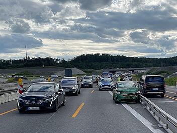 A6 bei Feuchtwangen: Sturzbetrunkener Mann baut mehrere Unfälle - Kind (4) mit an Bord A6 bei Feuchtwangen: Sturzbetrunkener Mann baut mehrere Unfälle - Kind (4) mit an Bord