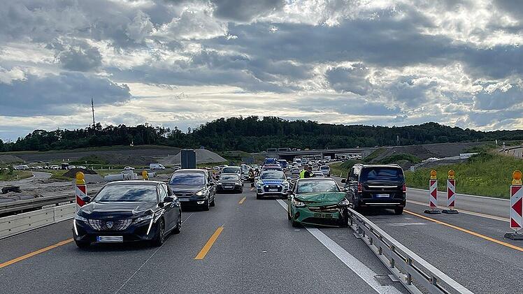 A6 bei Feuchtwangen: Sturzbetrunkener Mann baut mehrere Unf&auml;lle - Kind (4) mit an Bord