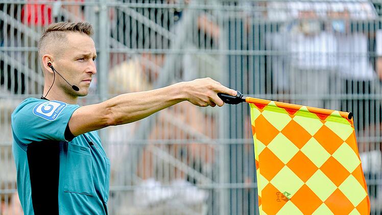 Inzwischen gibt es viel technische Unterstützung, der Job des Schiedsrichters ist dadurch aber nicht weniger anspruchsvoll geworden - egal ob auf dem Rasen oder an der Seitenlinie. Im Bild: Timo Klein.