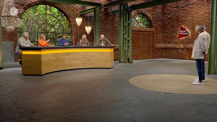 Die Marke Chopard war im Raum nat&uuml;rlich bekannt und wurde gelobt. Aber diese Art von Uhren aus den 1960ern waren h&auml;ufig am Markt zu finden, erkl&auml;rte Schmitz-Avila. Elke Velten und Liza Kielon boten dennoch bis 4.000 Euro mit - der Goldwert war also erreicht. Schmitz-Avila erh&ouml;hte noch auf 4.050 Euro.