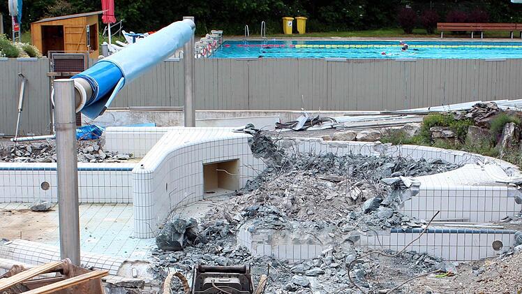 Während das Hallenbad komplett neu gebaut wird, können Unentwegte im Freischwimmerbecken ihre Bahnen ziehen.