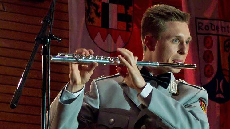 Der Flötist Benjamin Ott begeisterte als Solist im "C incertino Classico" von Philip Sparke. Foto: Jochen Berger