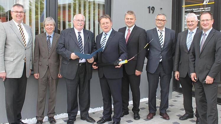 Sie freuen sich, dass das Goldene Feld schnelles Internet bekommt: (von links) der Chef der Verkehrsakademie, Michael Möschel, Thomas Engel von der Regierung von Oberfranken, Regierungspräsident Wilhelm Wenning, Oberbürgermeister Henry Schramm, Friedrich Weinlein und Reinhard Brandl von der Deutschen Telekom, Detlef Arnold vom Amt für Digitalisierung und Vermessung sowie Siegbert Reuther vom Ingenieurbüro Reuther Netconsulting.