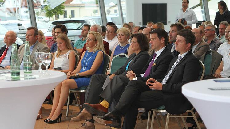 Aufmerksame Zuhörer (von rechts) sind die Landtagsabgeordneten Sandro Kirchner und Steffen Vogel sowie Ministerin Ilse Aigner; ferner (von links) Staatssekretär a.D. Albert Meyer und IHK-Präsident Dieter Pfister.  Fotos: Günther Geiling