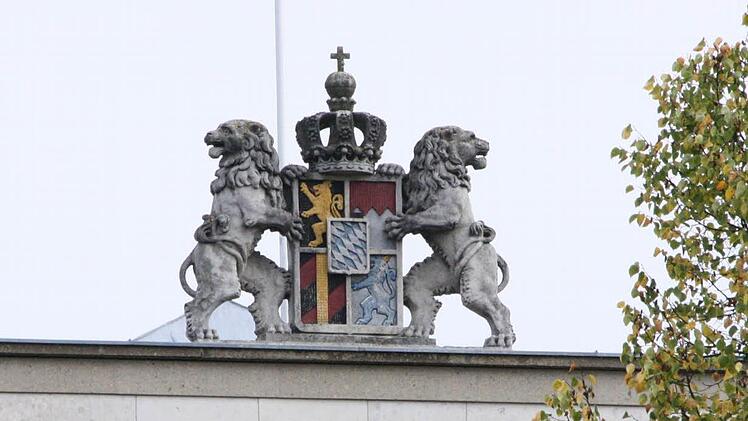 Das Staatswappen auf dem Dach wird gesichert und eingelagert.