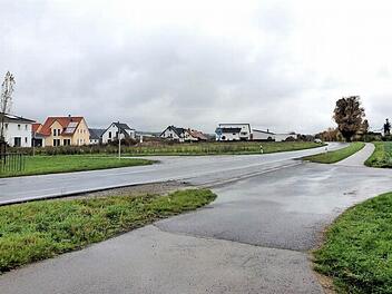 Um das Neubaugebiet "Untere Länge" (links im Bild) an die Knetzgauer Straße anzubinden, plant man in Sand an dieser Stelle einen Kreisverkehr. Foto: Beuerlein