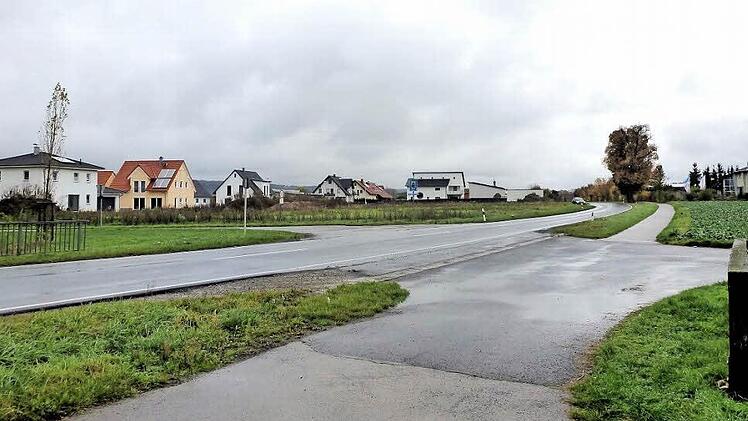 Um das Neubaugebiet "Untere Länge" (links im Bild) an die Knetzgauer Straße anzubinden, plant man in Sand an dieser Stelle einen Kreisverkehr. Foto: Beuerlein