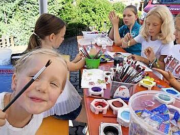 Mit Zielspritzen, Basteln und Malen traf die Feuerwehr Schw&uuml;rbitz bei ihrem Sommerfest den Geschmack der Kinder. Foto: privat