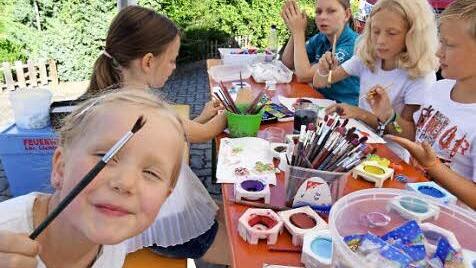 Mit Zielspritzen, Basteln und Malen traf die Feuerwehr Schw&uuml;rbitz bei ihrem Sommerfest den Geschmack der Kinder. Foto: privat