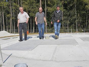 Werner Thomas, Dieter Scherbel und Martin Demmeler bei der Besichtigung der Windanlagen-Fundamente. Foto: Berthold Köhler