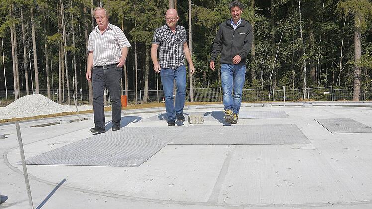 Werner Thomas, Dieter Scherbel und Martin Demmeler bei der Besichtigung der Windanlagen-Fundamente. Foto: Berthold Köhler