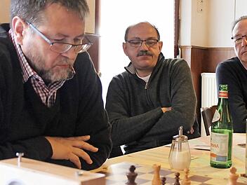 Gebannt verfolgen die Mannschaftskollen das Geschehen am Brett von Andreas Schüpferling (l.). Wenig später wird ihm Gegner Hans Scherbel die Hand zur Aufgabe reichen. Gegen das schwarze Bauernpaar in der Brettmitte ist kein Kraut gewachsen.  Foto: Markus Häggberg