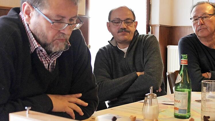 Gebannt verfolgen die Mannschaftskollen das Geschehen am Brett von Andreas Schüpferling (l.). Wenig später wird ihm Gegner Hans Scherbel die Hand zur Aufgabe reichen. Gegen das schwarze Bauernpaar in der Brettmitte ist kein Kraut gewachsen.  Foto: Markus Häggberg