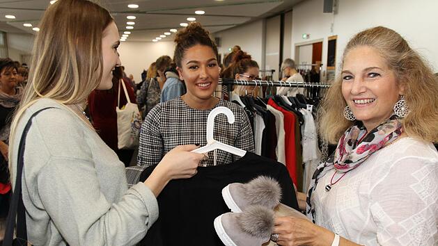 Ob das passt? Julia Graf und Michelle Pfadenhauer suchten am Stand von Elena Husel nach Schnäppchen. Wolfgang Desombre