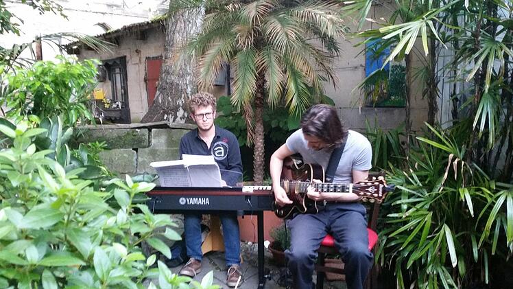 Steven Malekas und Marius Holland in der Karibikbar. Foto: Veranstalter