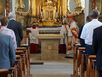 Erzbischof Ludwig Schick segnet den neuen Altar.  Alle  Fotos: Joseph Beck