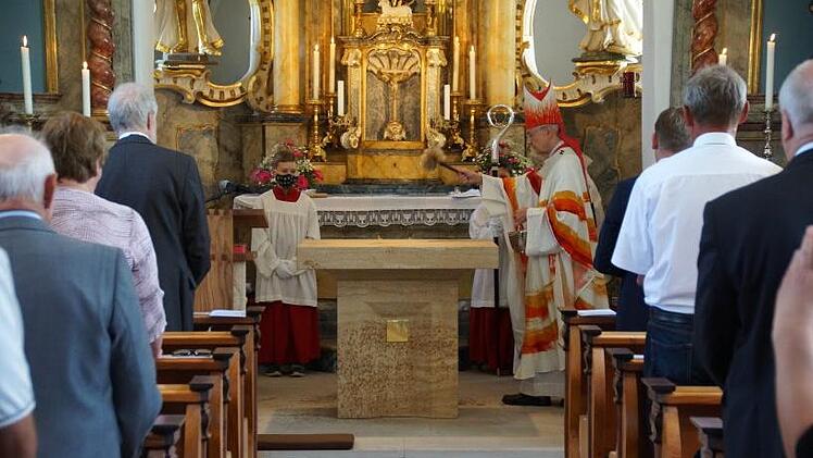 Erzbischof Ludwig Schick segnet den neuen Altar.  Alle  Fotos: Joseph Beck