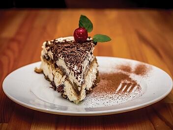 Tiramisu gilt als zeitloser Klassiker unter den Desserts. Wir haben das Rezept f&uuml;r weihnachtliches Bratapfel-Tiramisu f&uuml;r dich