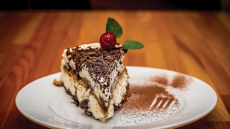 Tiramisu gilt als zeitloser Klassiker unter den Desserts. Wir haben das Rezept für weihnachtliches Bratapfel-Tiramisu für dich Tiramisu gilt als zeitloser Klassiker unter den Desserts. Wir haben das Rezept für weihnachtliches Bratapfel-Tiramisu für dich