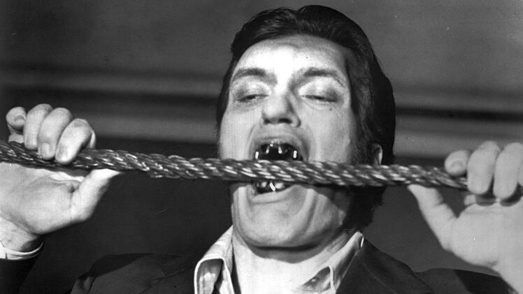 Lecker! Was aussieht wie ein Stahlseil, war in Wirklichkeit Lakritze, sagte "Bei&szlig;er"-Darsteller Richard Kiel in einem Interview.