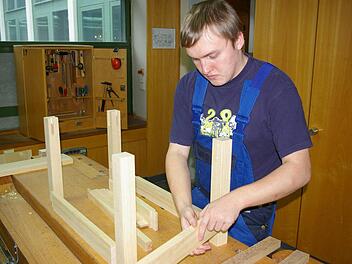 Er hat seinen Traumberuf gefunden. Boris Bart ist im ersten Ausbildungsjahr und genießt die Arbeit rund ums Holz. Fotos: Tom Müller