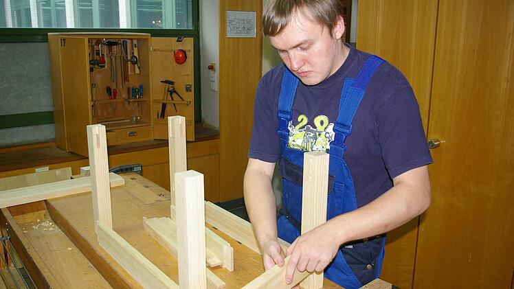 Er hat seinen Traumberuf gefunden. Boris Bart ist im ersten Ausbildungsjahr und genießt die Arbeit rund ums Holz. Fotos: Tom Müller