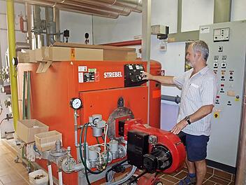 Nach 28 Jahren wird die Wilhelm-Hegler-Halle saniert und erweitert. Eine der Sorgenpunkte ist die Heizung, die Hausmeister Harald Metz betreut: "Sie hat bisher Gott sei Dank immer mitgespielt. Aber wie lange noch?" Im Neukonzept ist eine Pelletanlage vorgesehen.