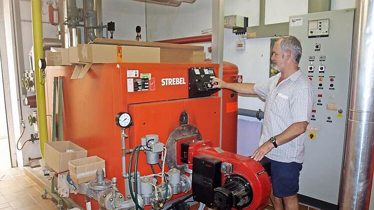 Nach 28 Jahren wird die Wilhelm-Hegler-Halle saniert und erweitert. Eine der Sorgenpunkte ist die Heizung, die Hausmeister Harald Metz betreut: "Sie hat bisher Gott sei Dank immer mitgespielt. Aber wie lange noch?" Im Neukonzept ist eine Pelletanlage vorgesehen.