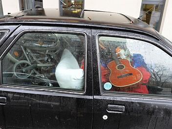 Betteln schließt Mobilität nicht aus, wie das ordnungsgemäß angemeldete Fahrzeug einer slowakischen Gruppe beweist. An Bord des Fahrzeugs: "Arbeitsmittel", die die Passanten der Bamberger Fußgängerzone mittlerweile bestens kennen; Rollstühle und Gitarre.   Fotos: Ronald Rinklef