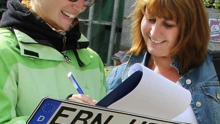 Friedericke Knoll, die an der Universität Heilbronn Tourismus-Management studiert, befragte Christine Drachenberg nach ihren Präferenzen. Ein EBN-Kennzeichen wäre ihr schon recht.Foto:Ralf Kestel