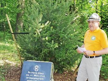 Peter Kielow, Vorsitzender der Ortsgruppe Steinbach am Wald, erinnert neben dem Gedenkstein und der neuen Tanne an Reinhold Jubelt. Foto: Heike Schülein