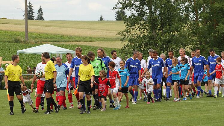 Der Einmarsch der beiden Mannschaften