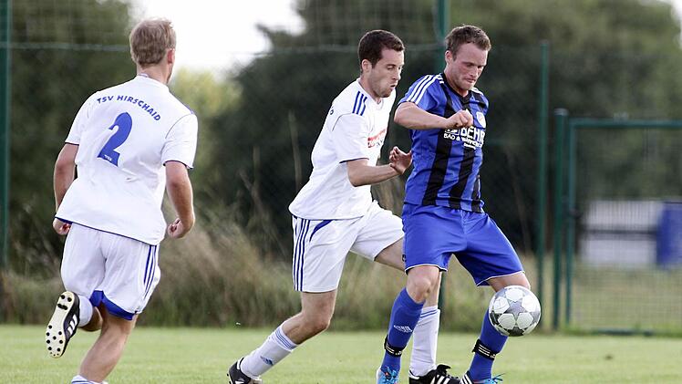 Der Rattelsdorfer Sascha Kensche (rechts) wird vom Hirschaider Adrian Renner attackiert. Links beobachte Christian Knauer den Zweikampf. Foto: sportpress