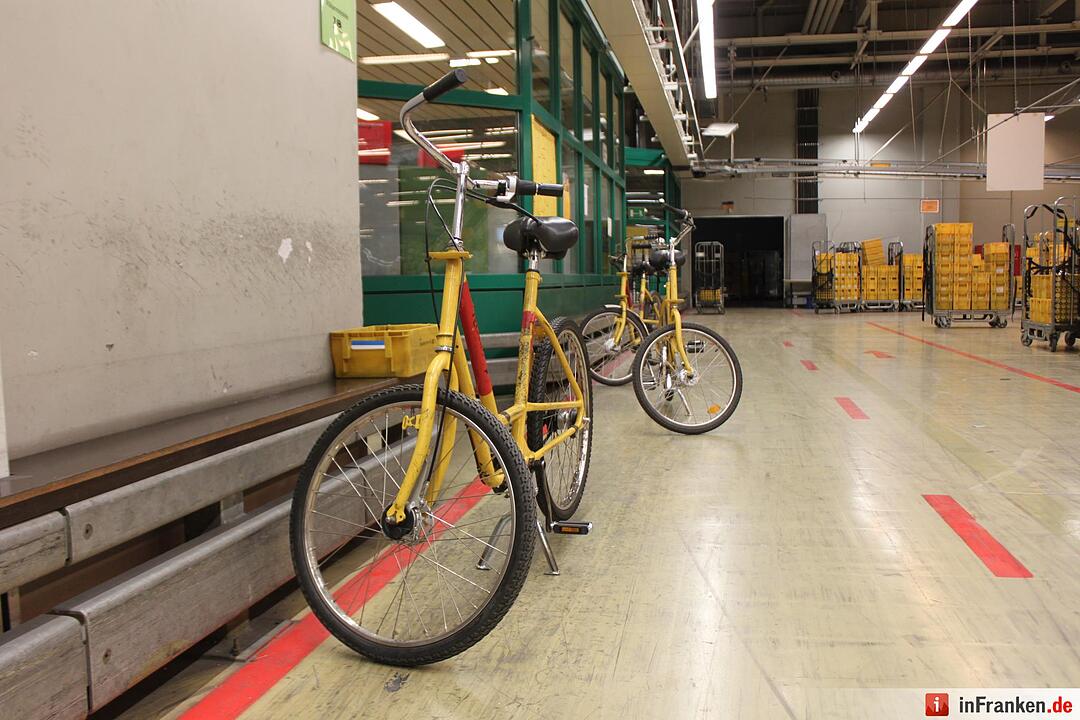 Mit Fahrrädern bewegen sich die Mechaniker durch das Briefzentrum - der Weg von Maschine zu Maschine ist ganz schön weit.