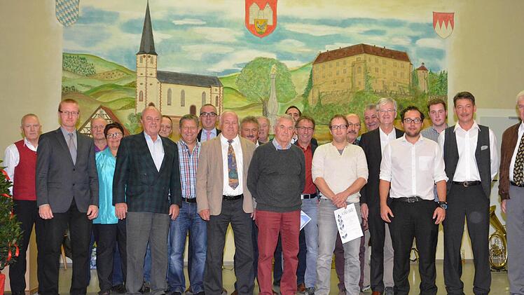 Die neuen Ehrenmitglieder und langjährigen Mitglieder des TSV Aschach. Foto: Björn Hein