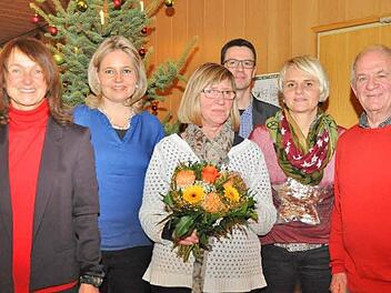 Mit Freude nahm Alfons Hrubesch (rechts) die neuen Schulweghelferinnen Sandra Kraus (Zweite von rechts) und Carmen Lang (Zweite von links) in den Dienst auf und dankte Hanne Vetter (Mitte) für ihren Einsatz als Koordinatorin. Dem Dank an alle Schulweghelfer schlossen sich Bürgermeisterin Christine Frieß (links) und Alexander Rothenbücher (Dritter von rechts), Leiter der Lichtenfelser Polizei, gerne an. Foto: Ingrid Kohles