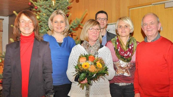 Mit Freude nahm Alfons Hrubesch (rechts) die neuen Schulweghelferinnen Sandra Kraus (Zweite von rechts) und Carmen Lang (Zweite von links) in den Dienst auf und dankte Hanne Vetter (Mitte) für ihren Einsatz als Koordinatorin. Dem Dank an alle Schulweghelfer schlossen sich Bürgermeisterin Christine Frieß (links) und Alexander Rothenbücher (Dritter von rechts), Leiter der Lichtenfelser Polizei, gerne an. Foto: Ingrid Kohles